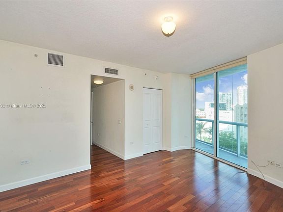 4th image of 480 NE 30th St APT 907
