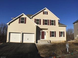 4 Locust Ct, Hackettstown, NJ 07840