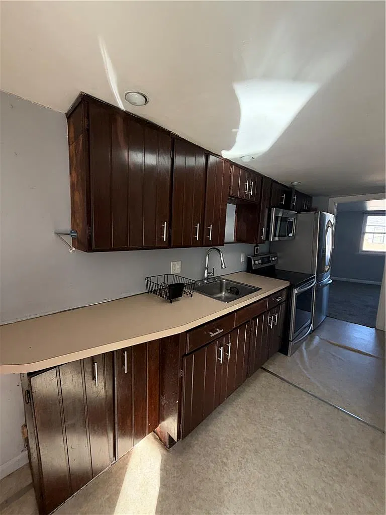 3 bed, 1.0 bath, 700 sqft, $1,350 — Photo 3