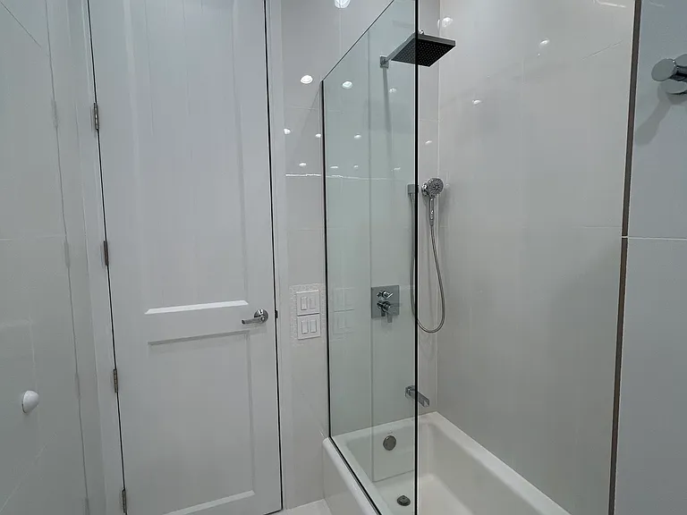 Common bath shower/tub