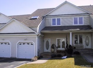 20 Lindbergh Cir, Huntington, NY 11743