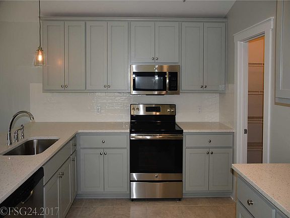 5th image of 864 W Pine Ave