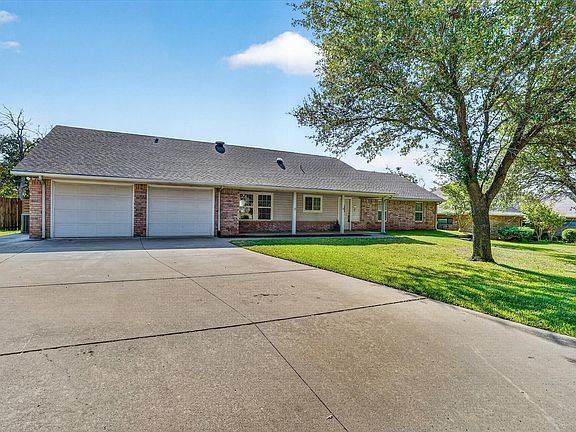 3rd image of 215 Mistletoe Ln