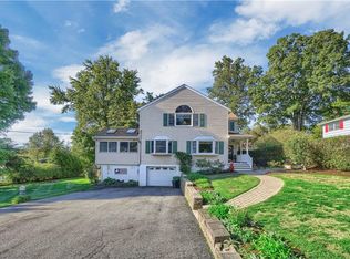 1 Mid Oaks Rd, Monroe, NY 10950