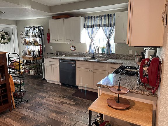 Mid House - Spacious Kitchen