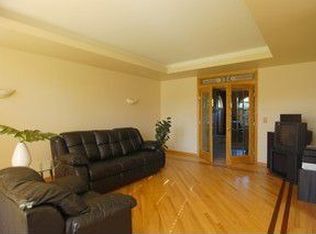 725 Red Maple Ln, Roselle, IL 60172