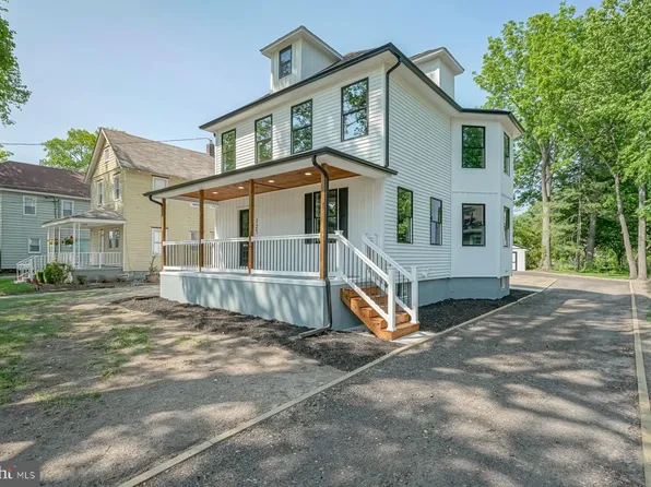 327 S 3rd St, Hammonton, NJ 08037