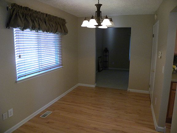 3rd image of 455 Wellington Dr