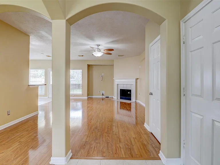 3323 Pioneer Bend Ln — Photo 4