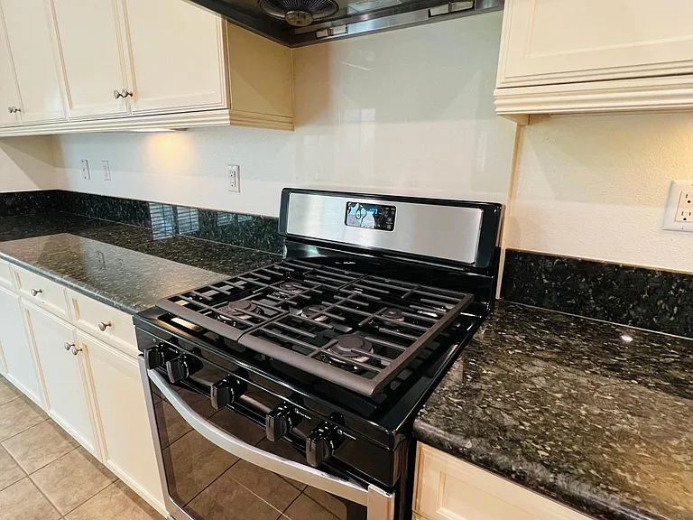 14518 Viva Dr — Photo 3