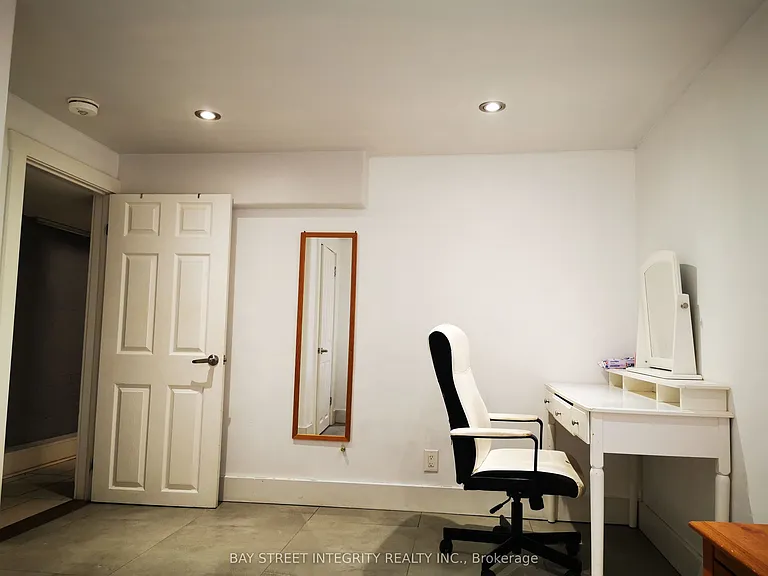 488 Manning Ave #BASEMENT — Photo 3