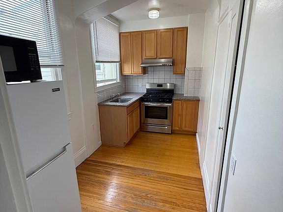 3rd image of 930 Bay St APT 9