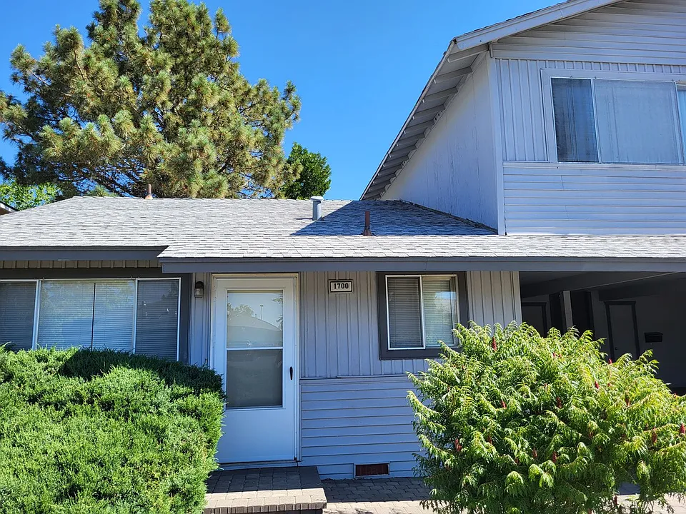 1700 E Long St #1702-1704