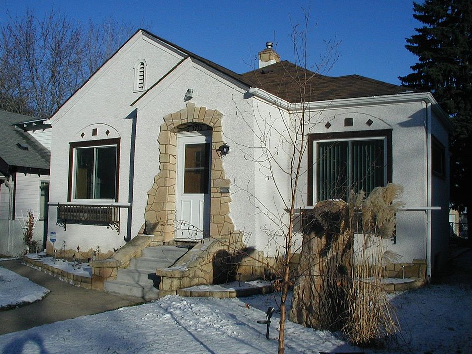 Maintenance free stucco in fantastic condition.