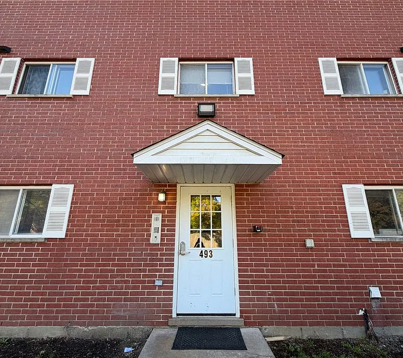 493 Leslie Ct #102