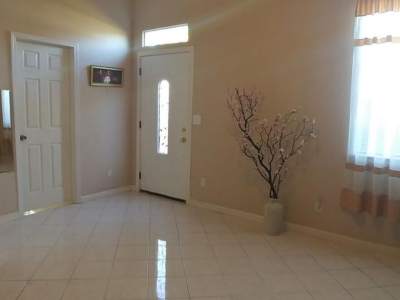 4th image of 1077 Longfellow Ave