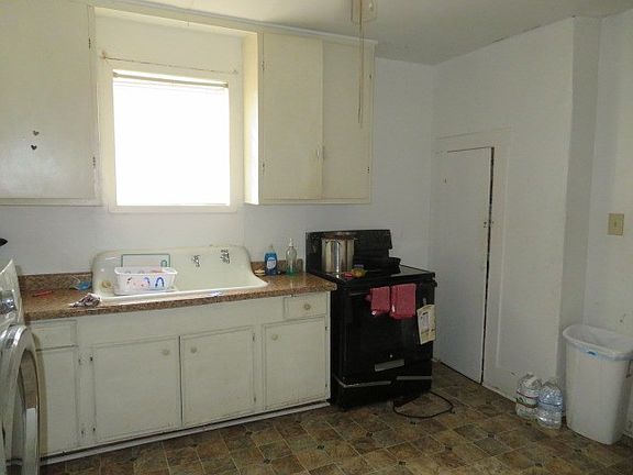 4th image of 741 Herget Ave