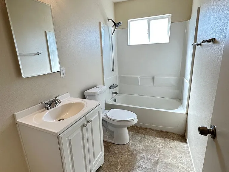 Lake Crest Apartments — Photo 18