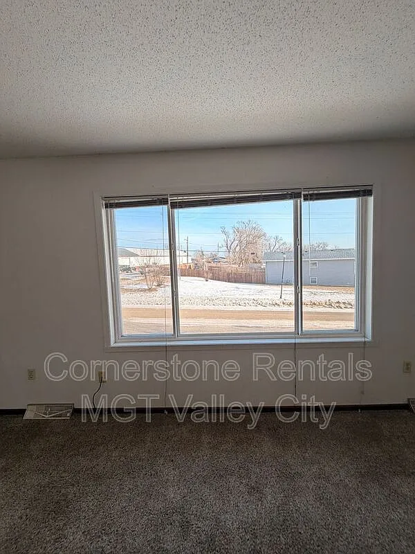 3 bed, 1.0 bath, $1,295 — Photo 4
