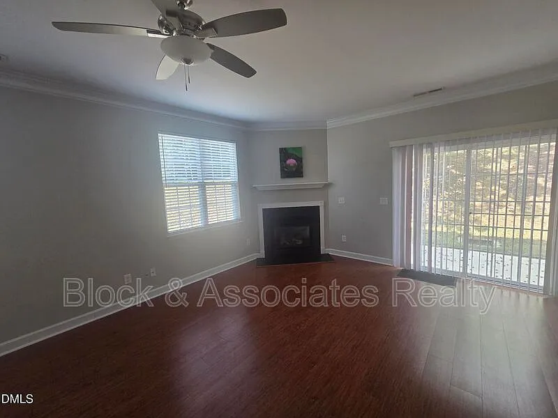 3 bed, 2.5 bath, 1949 sqft, $2,100 — Photo 4