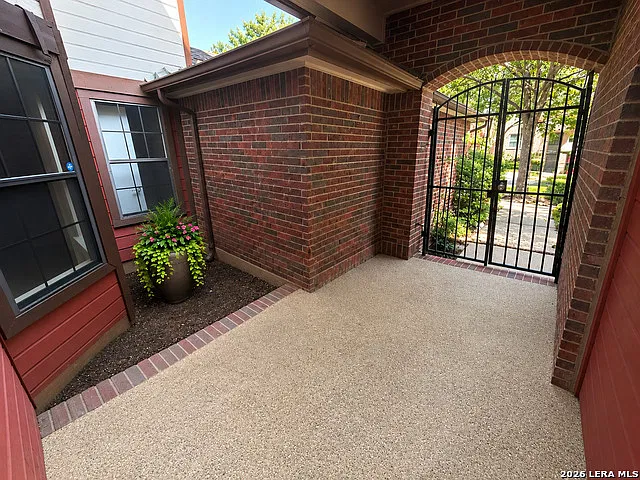 3 bed, 2.0 bath, 1550 sqft, $1,800 — Photo 2