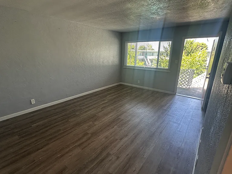 Country Garden Apartments — Photo 9