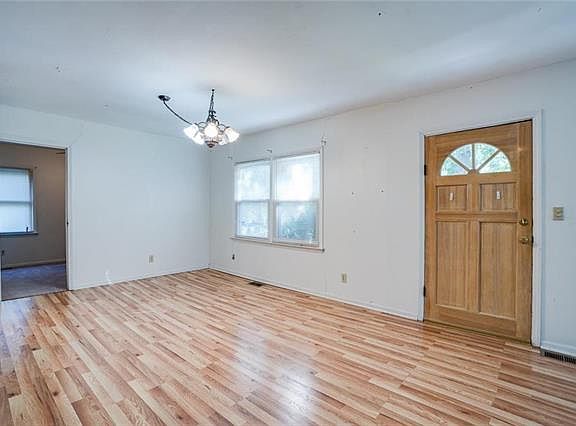 2nd image of 5938 Fontana St