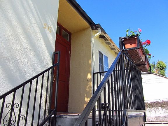 2nd image of 515 1/4 N Normandie Ave