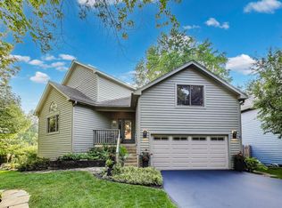 911 Woodland Rd, Wauconda, IL 60084