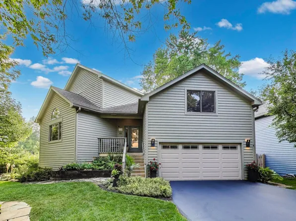 911 Woodland Rd, Wauconda, IL 60084