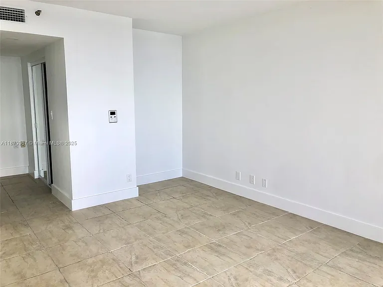 1000 W Island Blvd #712 — Photo 7