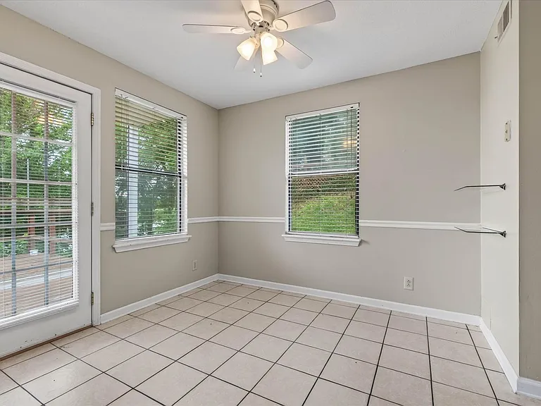 921 Kingsbury Dr #C — Photo 11