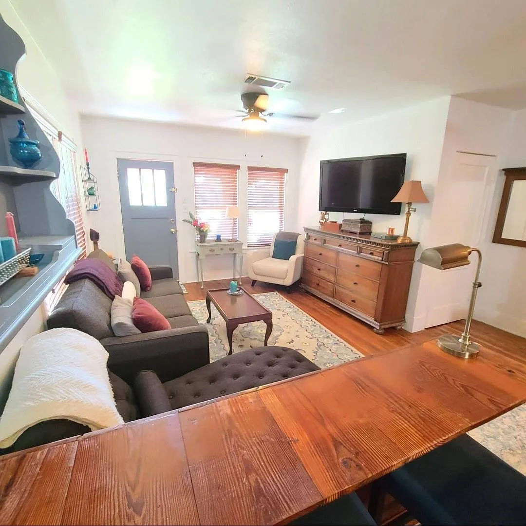 1 bed, 1.0 bath, 850 sqft, $1,600 — Photo 2