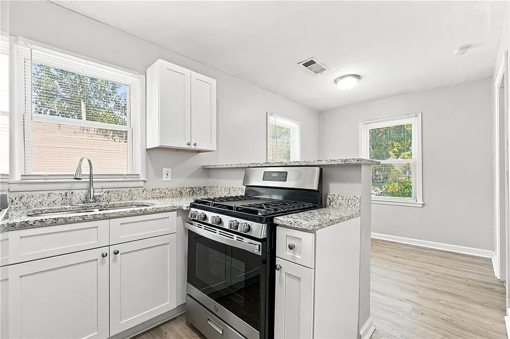 3 bed, 1.0 bath, 880 sqft, $1,465 — Photo 4