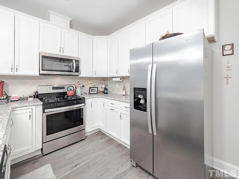560 Barneswyck Dr — Photo 8