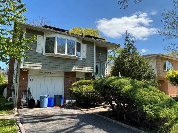 537 Lakeway Dr #1, West Babylon, NY 11704