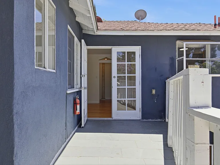 12334 Moorpark Street — Photo 7