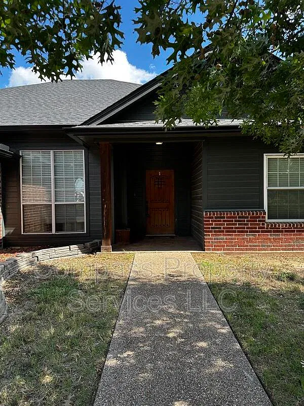 5 bed, 2.0 bath, 2150 sqft, $2,600 — Photo 2