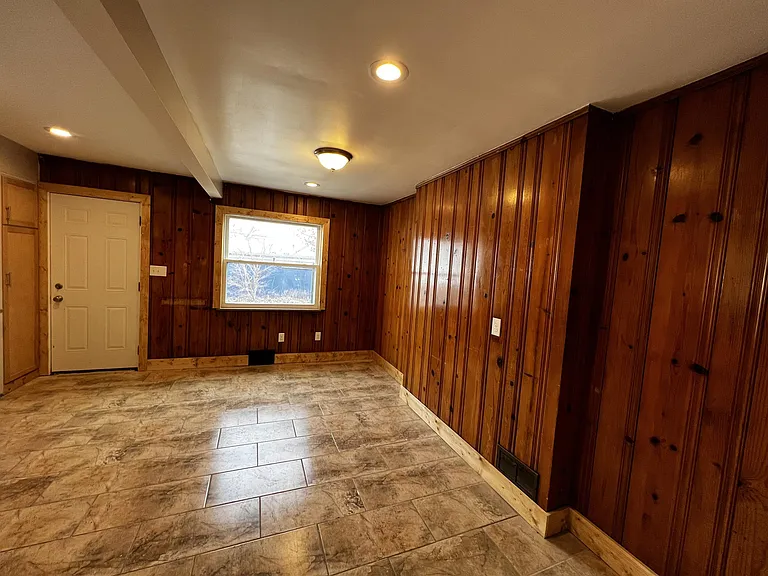 Luxurious-feeling dining space