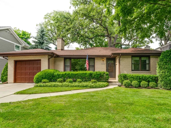 120 E Woodland Rd, Lake Bluff, IL 60044