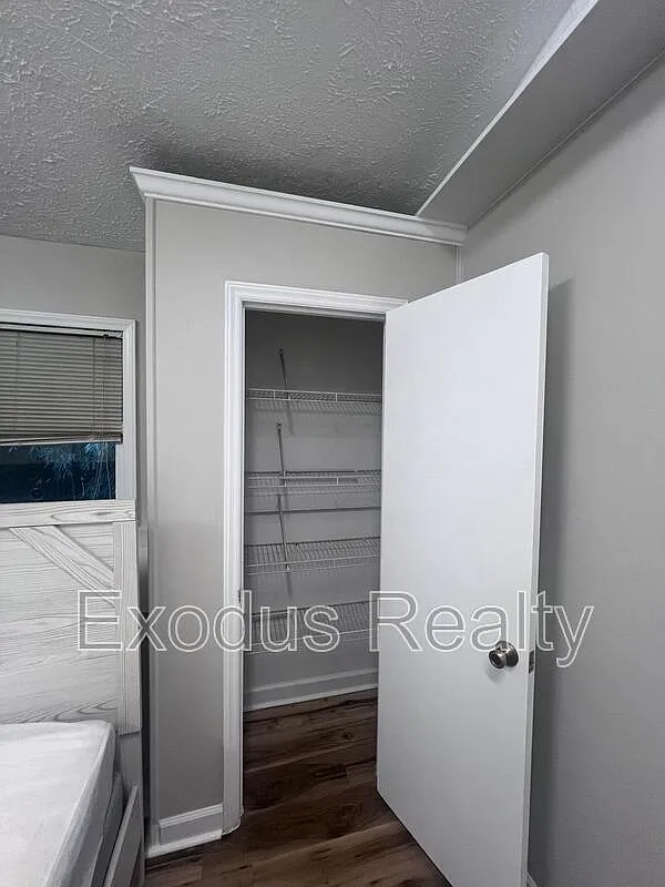 1 bed, 1.0 bath, 300 sqft, $220 — Photo 4