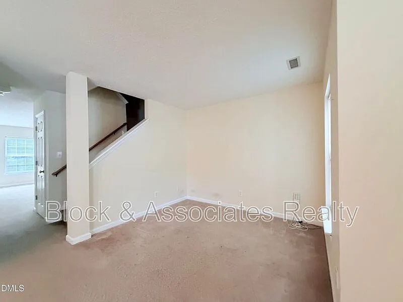 4 bed, 2.5 bath, 1710 sqft, $2,050 — Photo 3