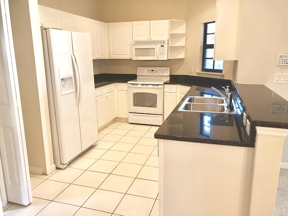 405 La Travesia Flora St #101