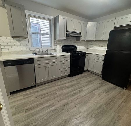 5th image of 489 Hamilton St