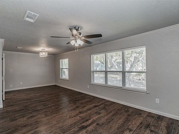 4th image of 2221 Ravenwood Dr