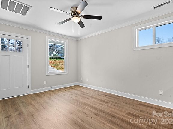 4th image of 1479 Southwest Blvd