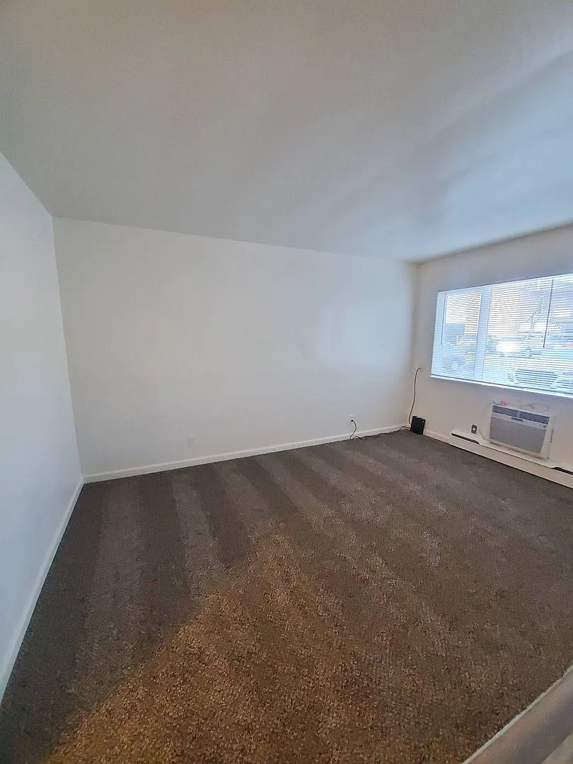 1 Bedroom Apartment-September rent FREE! — Photo 4