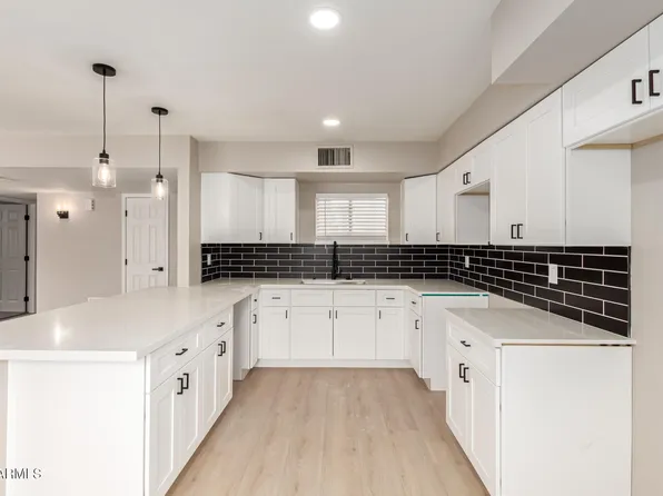 5208 W EARLL Drive, Phoenix, AZ 85031