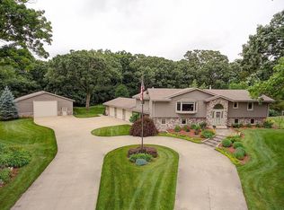 S43W33844 Deer Park Dr, Dousman, WI 53118