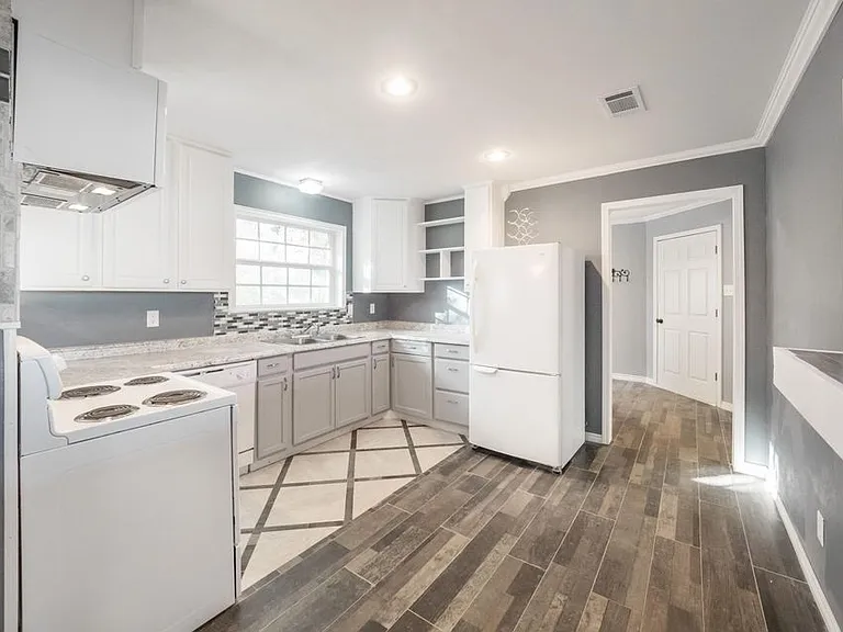 700 N Gladys St — Photo 15